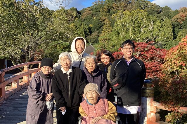 重ねた手